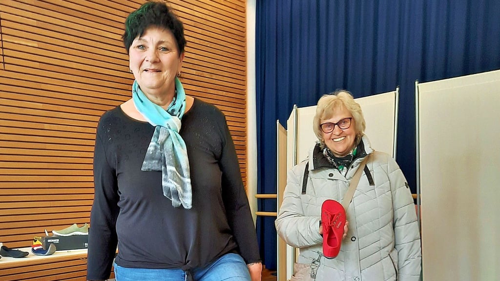 Silvia Spengler (links) und Christine Gräfe testeten beim Diabtetestag Barfußschuhe auf verschiedenen Untergründen.