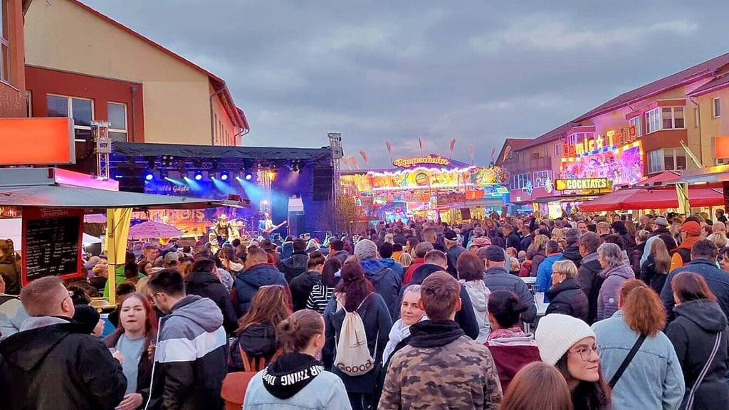 Besucher strömen an Walpurgis 2023 auf den Rathausplatz in Thale.