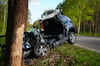 Der Dacia an der Unfallstelle: Das Auto wurde völlig zerstört. 