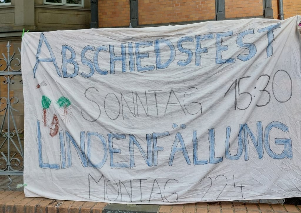 Zu einem Abschiedsfest unter den 100-jährigen Linden haben Anwohner und die Initiative "Bürgerinnen für Bäume" am Sonntag in die Cantor-Straße eingeladen.