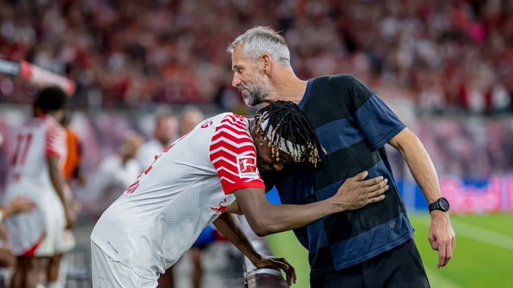 Haben sich lieb: RB-Profi Mo Simakan (l.) und RB-Trainer Marco Rose