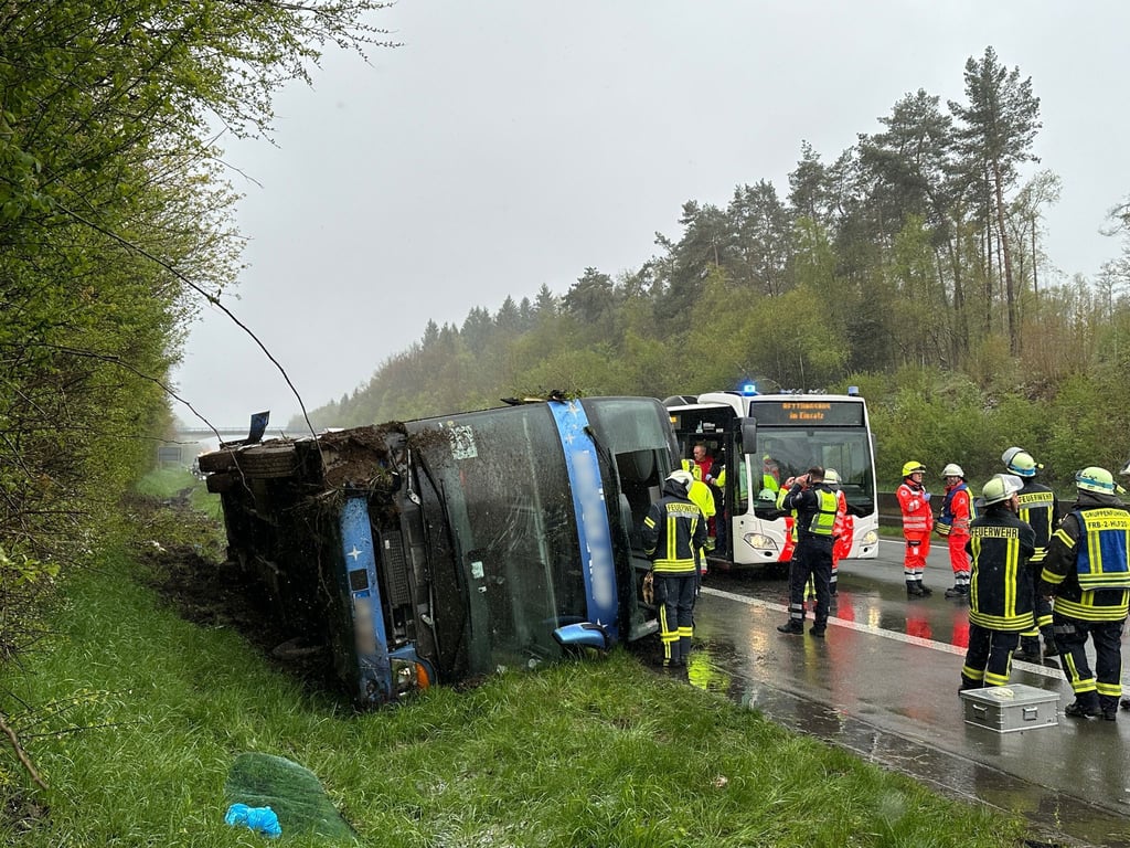 Ein Reisebus mit Schülern ist am Sonntagmorgen auf der Autobahn 45 im Sauerland umgestürzt. .