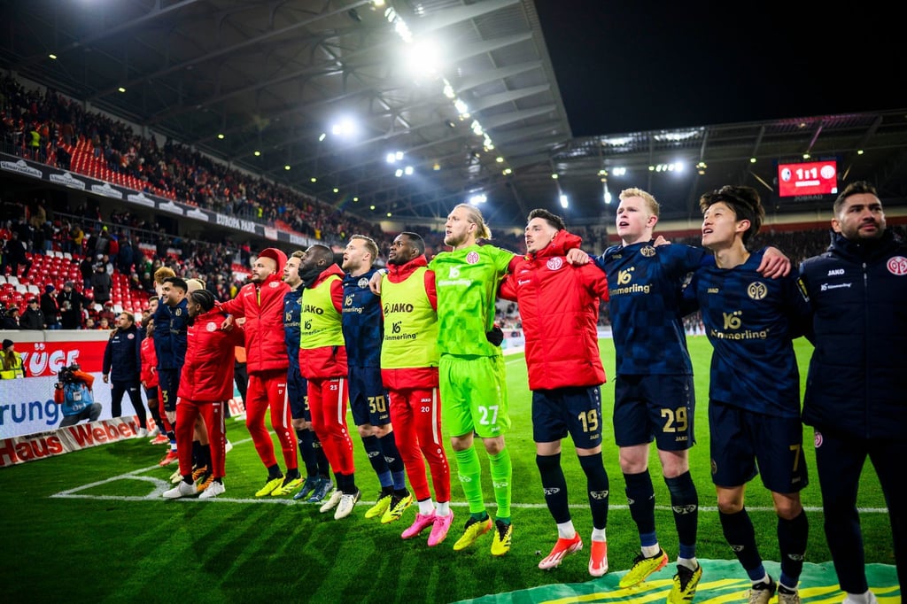 Die Mainzer Spieler bedanken sich nach dem Spiel bei den Fans für die Unterstützung.