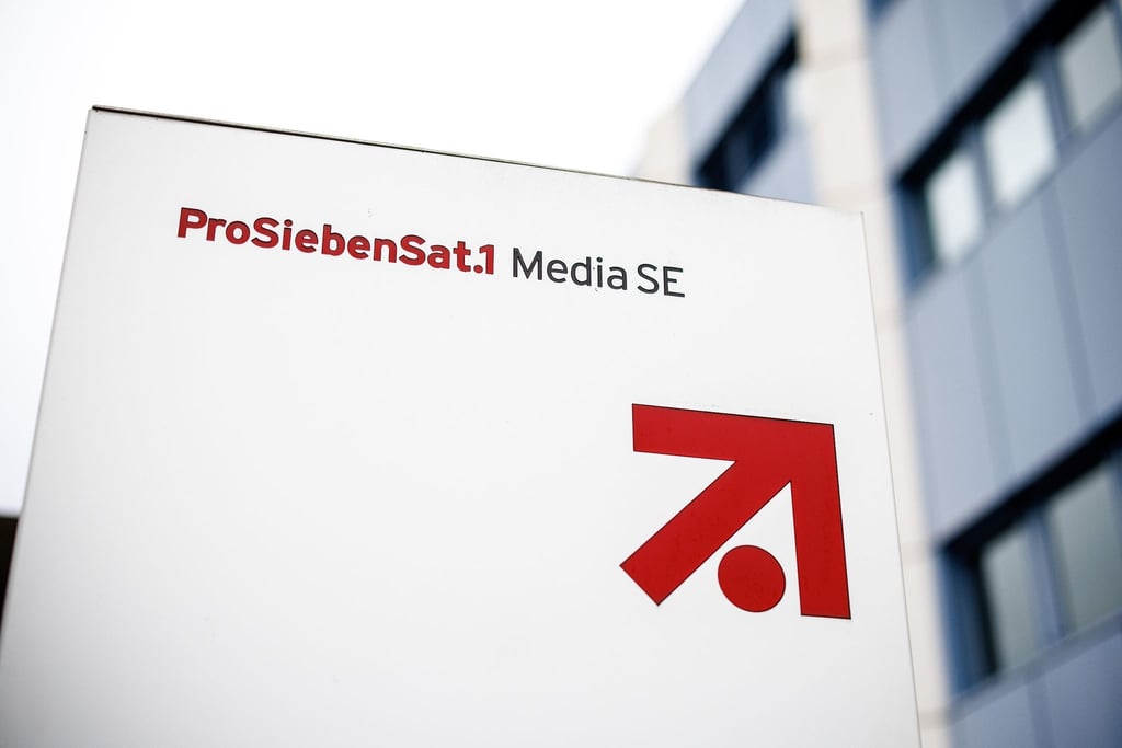 Das Logo und der Schriftzug der „ProSiebenSat.1 Media SE“ im Gewerbegebiet „Unterföhring Park“.
