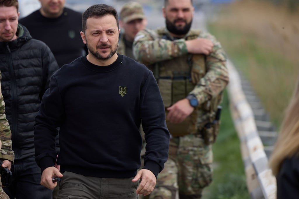 Der ukrainische Präsident Wolodymyr Selenskyj besucht die Frontstellungen in der Region Donezk.