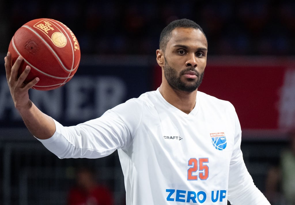 Chris-Ebou Ndow von Weißenfels wärmt sich auf.