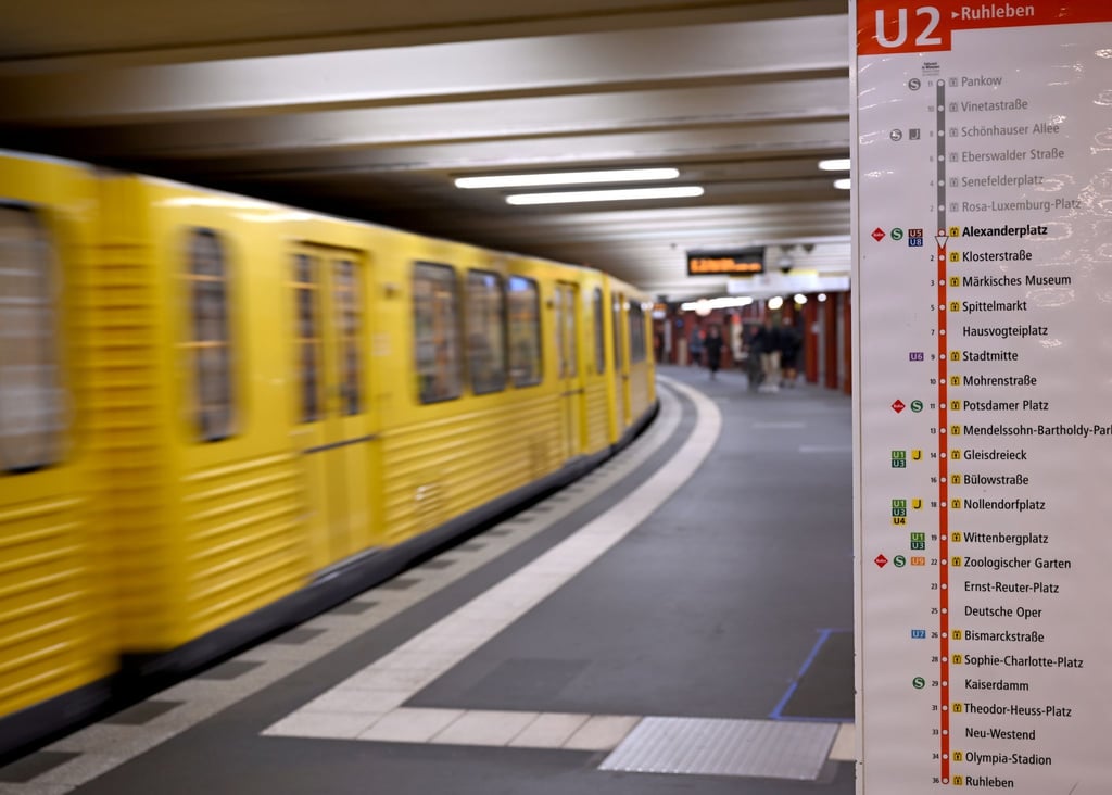 Eine Tafel am U-Bahnhof Alexanderplatz zeigt den vollständigen Verlauf der U-Bahnlinie U2.