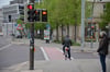 Dieser Radfahrer macht’s richtig! Ist eine Fahrradampel wie hier in Magdeburg an der Ernst-Reuter-Allee/Ecke Jakobstraße vorhanden, müssen sich Radfahrer nach dieser richten. Gibt es keine, gilt für sie die normale Ampel der Fahrbahn.  
