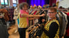 Theresa Gorges (l.) von „Nix Neues“ und Anke Brämer von „Querstyle“ sind während der Kleidertauschparty in Magdeburg fleißig am Sortieren der Kleidung.