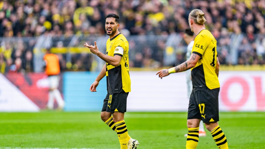 Emre Can (l.) spricht mit seinem BVB-Teamkollegen Marius Wolf.