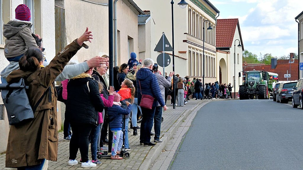 Hunderte Menschen säumen den Straßenrand als der Kremser in Richtung Kita fährt.