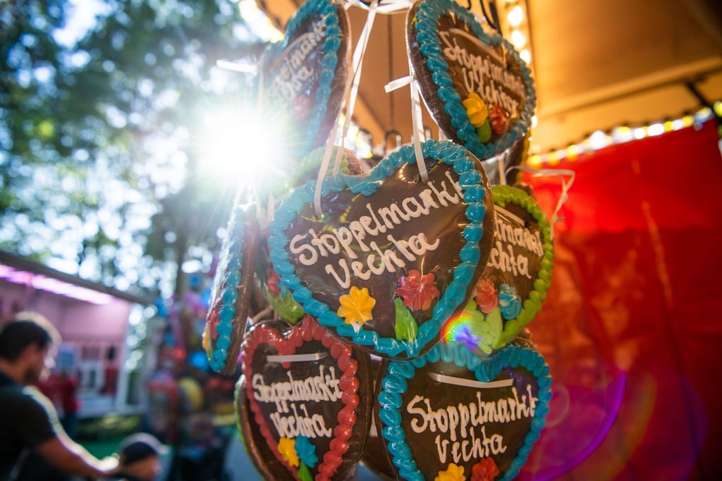 „Stoppelmarkt Vechta“ steht auf Lebkuchenherzen an einem Süßigkeitenstand.