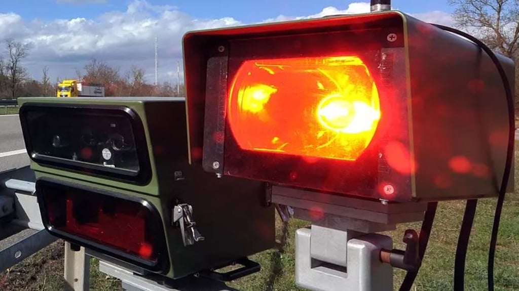 Ein mobiler Blitzer ist in Leißling, einem Ortsteil von Weißenfels, explodiert.