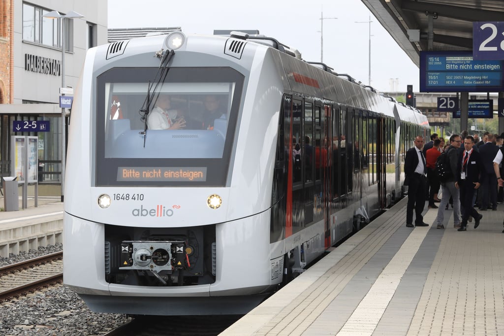 Ein Dieseltriebwagen von Abellio in Halberstadt. Bald übernimmt die Bahn-Tochter Start.