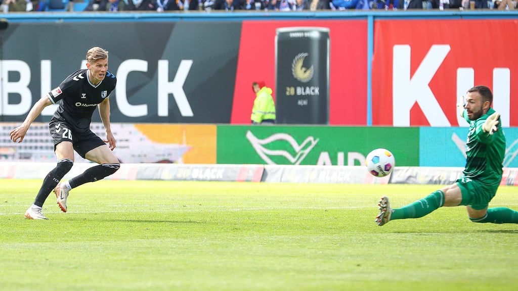 Der erlösende Moment: Luca Schuler schiebt den Ball vorbei an Hansa Rostocks Keeper Markus Kolke und tifft so endlich wieder für den 1. FC Magdeburg.