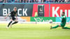 Der erlösende Moment: Luca Schuler schiebt den Ball vorbei an Hansa Rostocks Keeper Markus Kolke und tifft so endlich wieder für den 1. FC Magdeburg.