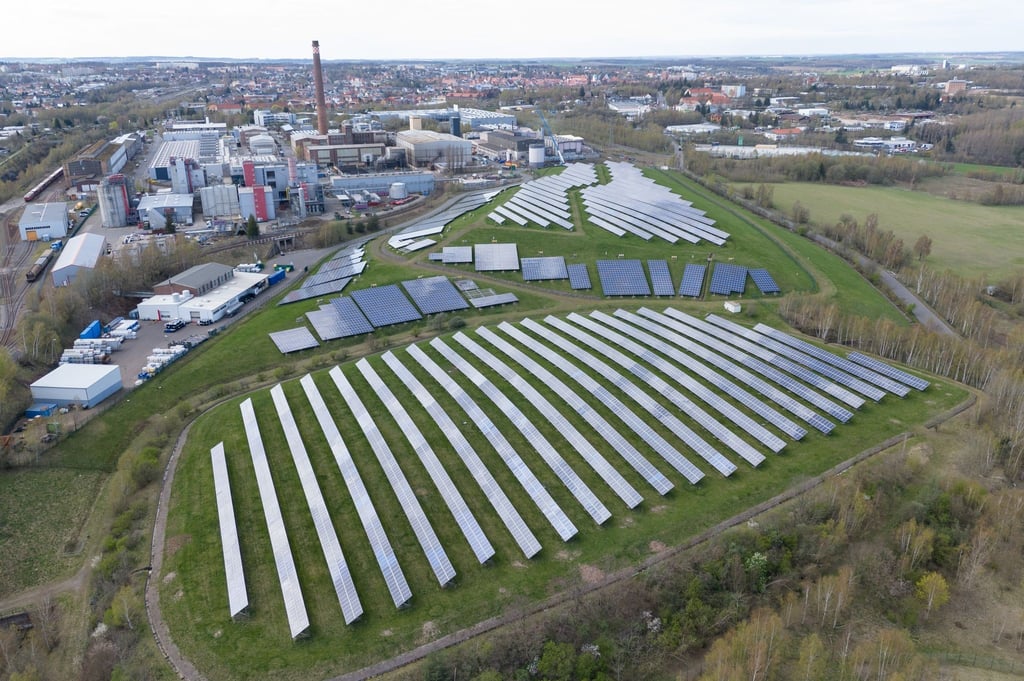 Solarpanele auf einem Solarfeld vor dem Werk des Solarunternehmens Meyer Burger.