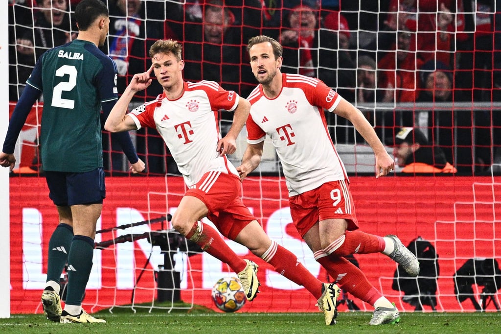 Joshua Kimmich (M.) feiert mit Harry Kane (r) seinen Kopfballtreffer zum 1:0.