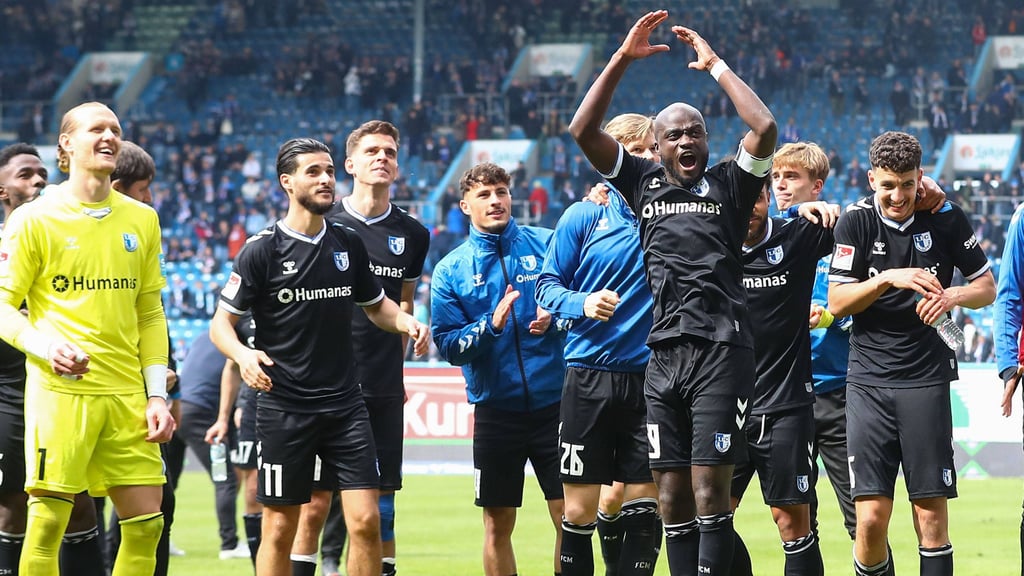 FCM-Leader und -Kapitän Amara Condé feiert mit seinen Spielern den Sieg gegen Hansa Rostock.