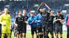 FCM-Leader und -Kapitän Amara Condé feiert mit seinen Spielern den Sieg gegen Hansa Rostock.