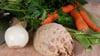 Als Zutaten für die Gemüsebrühe ohne Kochen braucht es Sellerie, Karotten, Zwiebel, Lauch und Petersilie. Wer mag, kann auch noch Liebstöckel verwenden.