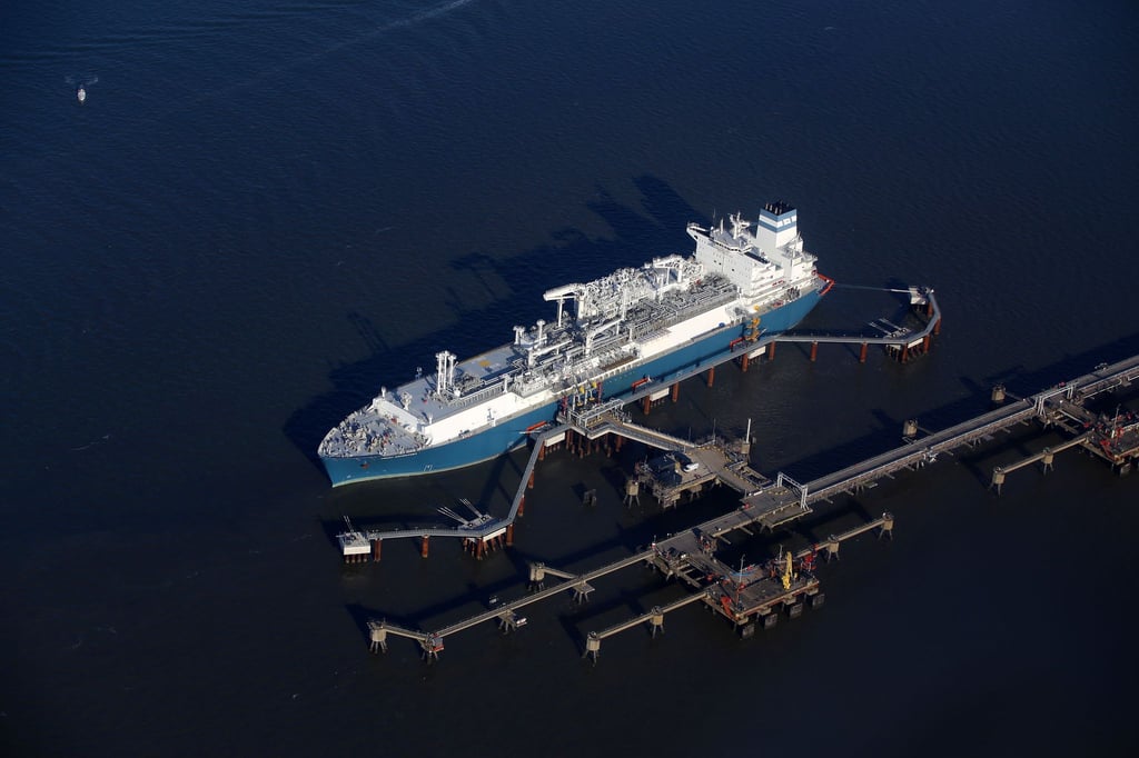 Luftaufnahme des LNG-Speicher- und Verdampfungs-Schiffes „Höegh Esperanza“ am LNG-Terminal Wilhelmshaven.