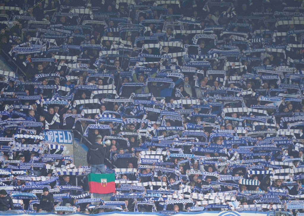 Fans des 1. FC Magdeburg beim Auswärtsspiel gegen Hansa Rostock. Die Zahlen der FCM-Fans auswärts sinken.