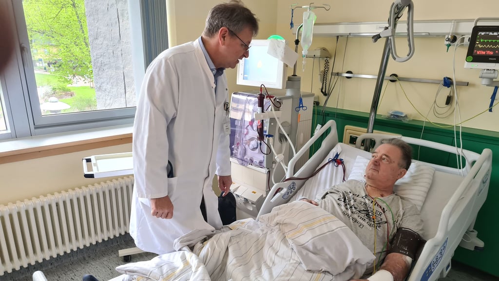 Professor Peter Mertens, Direktor der Magdeburger Uniklinik für Nieren-, und Hochdruckkrankheiten, Diabetologie und Endokrinologie, mit Diabetes-Patienten Dirk Niemann aus Möckern.