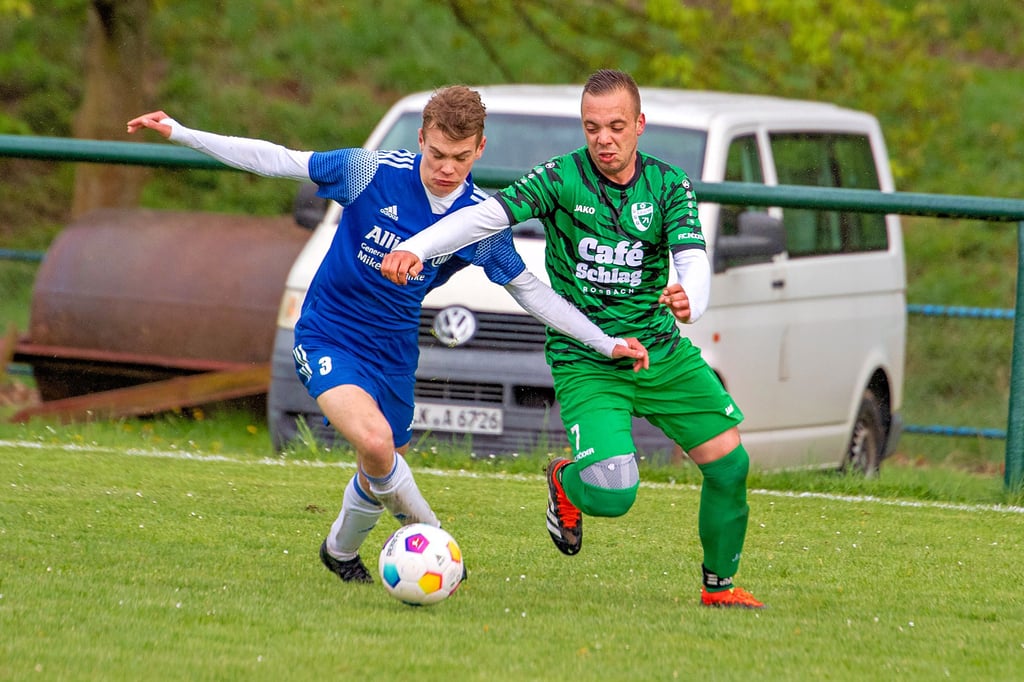 In der Kreisklasse-Partie zwischen der VSG Löbitz – hier Niklas Matthäi (r.) mit Gästespieler Hannes Pschribülla – und dem Tabellenzweiten TSV Großkorbetha II setzten sich die Wethautaler knapp mit 2:1 durch.
