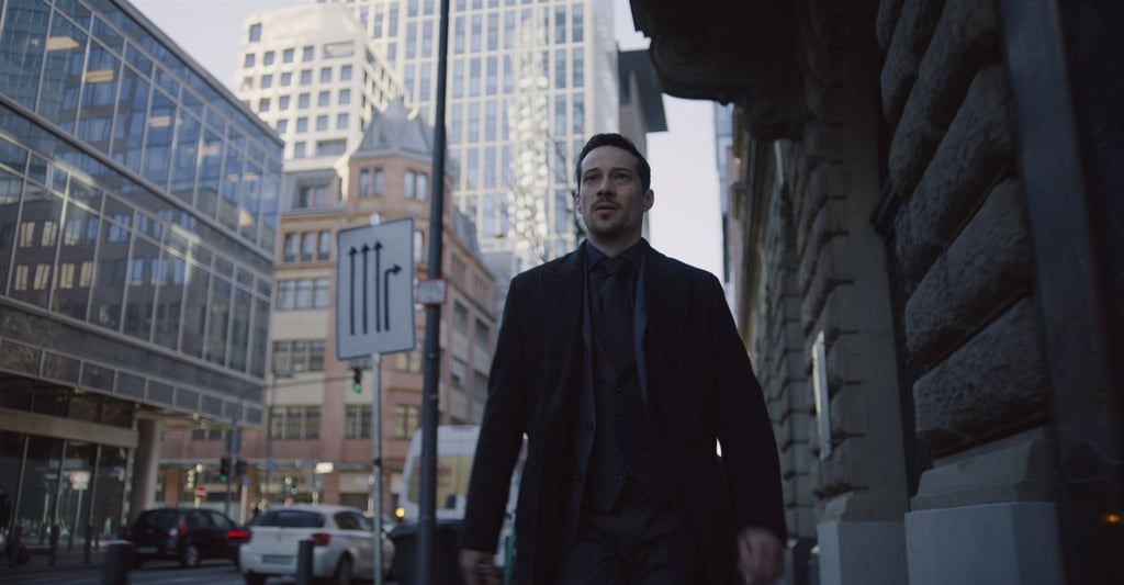 Max van Veeren (Klaus Steinbacher) in den Straßen von Frankfurt.