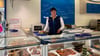Unternehmerin Ivonne Gutzeit verkauft Fisch auf dem Wochenmarkt in Halle. Neue Mitarbeiter findet sie kaum.