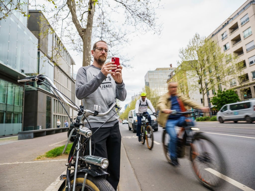 Falko Görres (Die Partei), Fahrradaktivist und Stadtverordneter im Frankfurter Römer zeigt Falschparker, insbesondere auf Fahrradwegen, an.