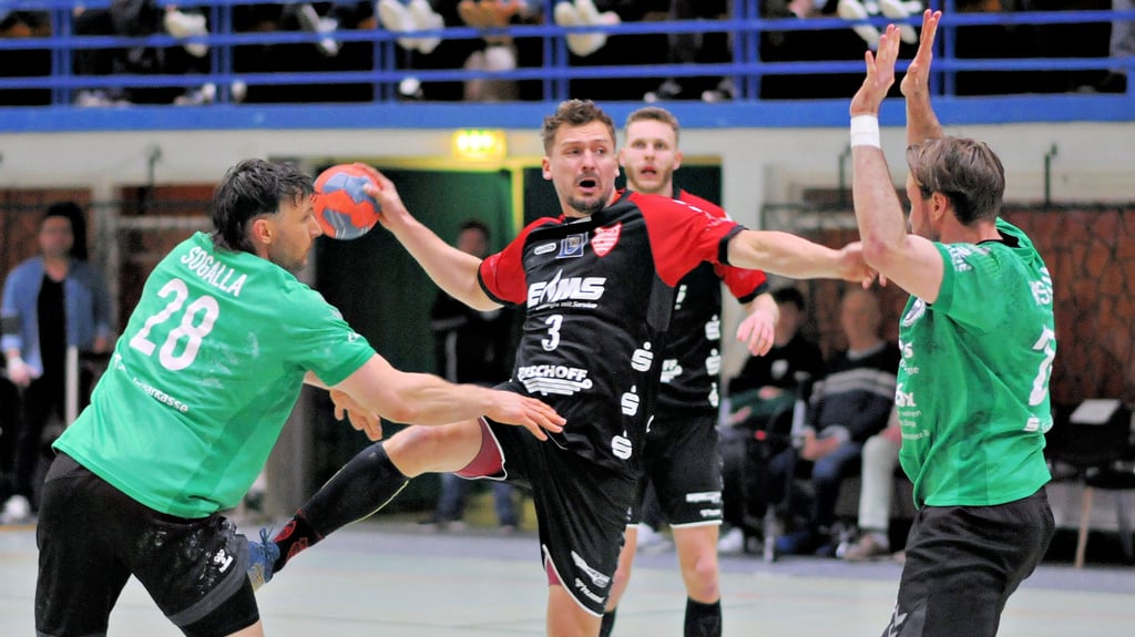 Ging der HV Rot-Weiss Staßfurt um Steffen Cieszynski (Mitte) mit einem knappen Vorsprung vor dem USV Halle in die Pause, war dieser nach Wiederanpfiff schnell aufgebraucht.