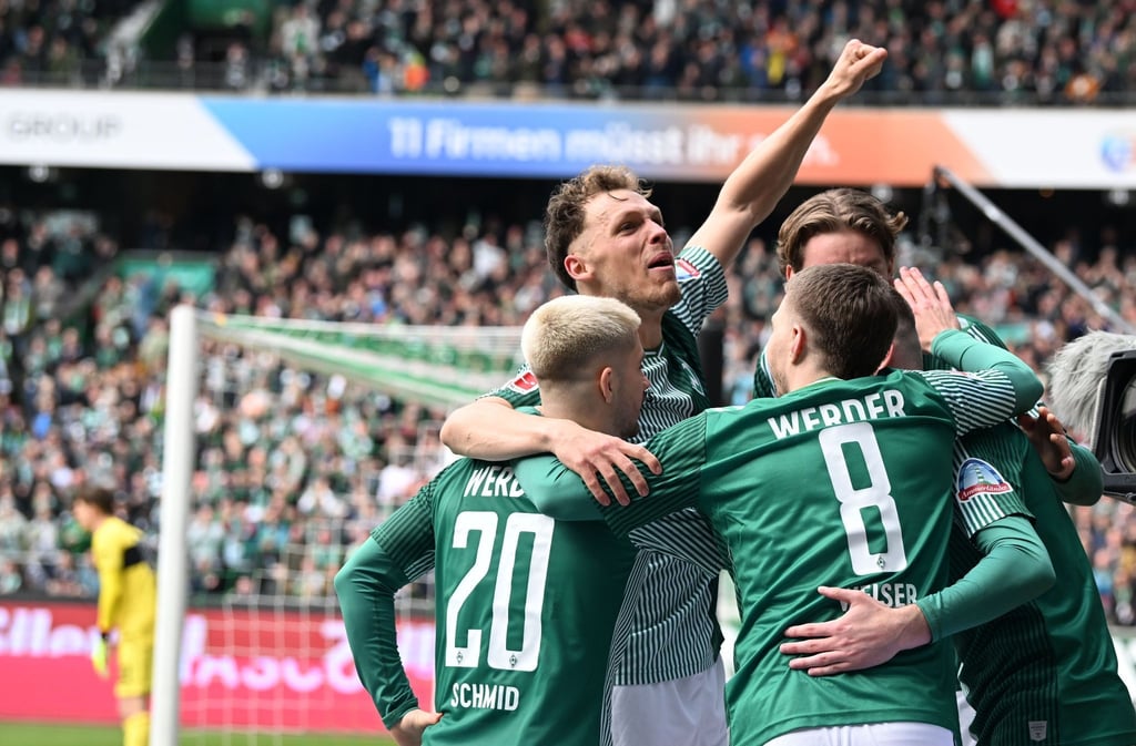 Werders Spieler jubeln über das Tor zum 2:0.