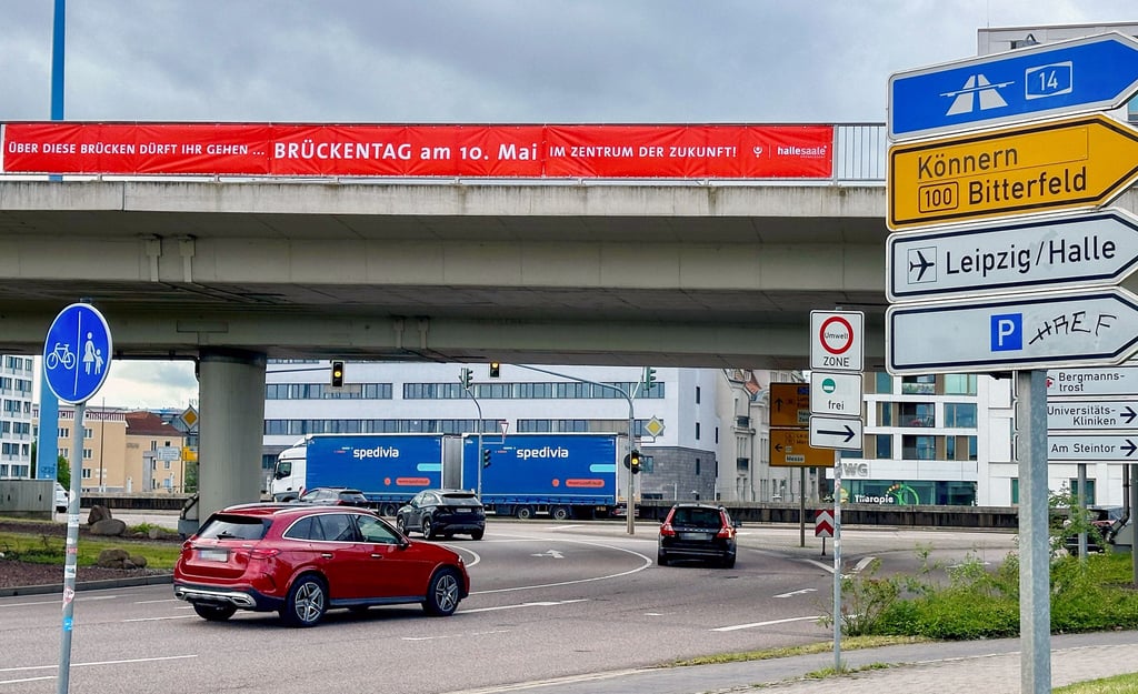 Das gab es noch nie: Am 10. Mai will die Stadt Halle die beiden Brücken über den Riebeckplatz für den Verkehr sperren, dafür aber für Fußgänger öffnen lassen. Von 10 bis 16 Uhr ist zum Brückentag ein Bürgerfest geplant. Im Mittelpunkt steht der geplante Umbau des Superkreisels für das Zukunftszentrum.