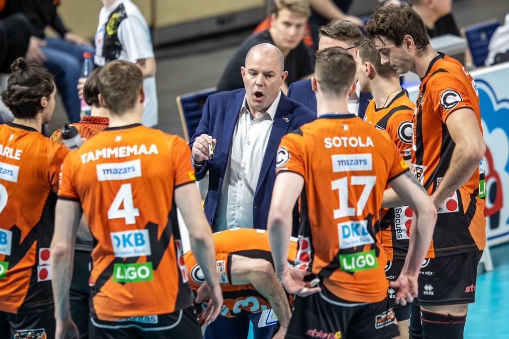 Trainer Joel Banks (M) der Berlin Volleys bespricht sich mit seinem Team.