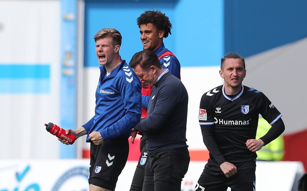 Trainer Christian Titz und seine Spieler feierten mit dem 1. FC Magdeburg einen am Ende verdienten 2:0-Auswärtssieg bei Hansa Rostock.