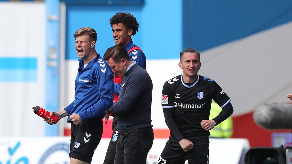 Trainer Christian Titz und seine Spieler feierten mit dem 1. FC Magdeburg einen am Ende verdienten 2:0-Auswärtssieg bei Hansa Rostock.