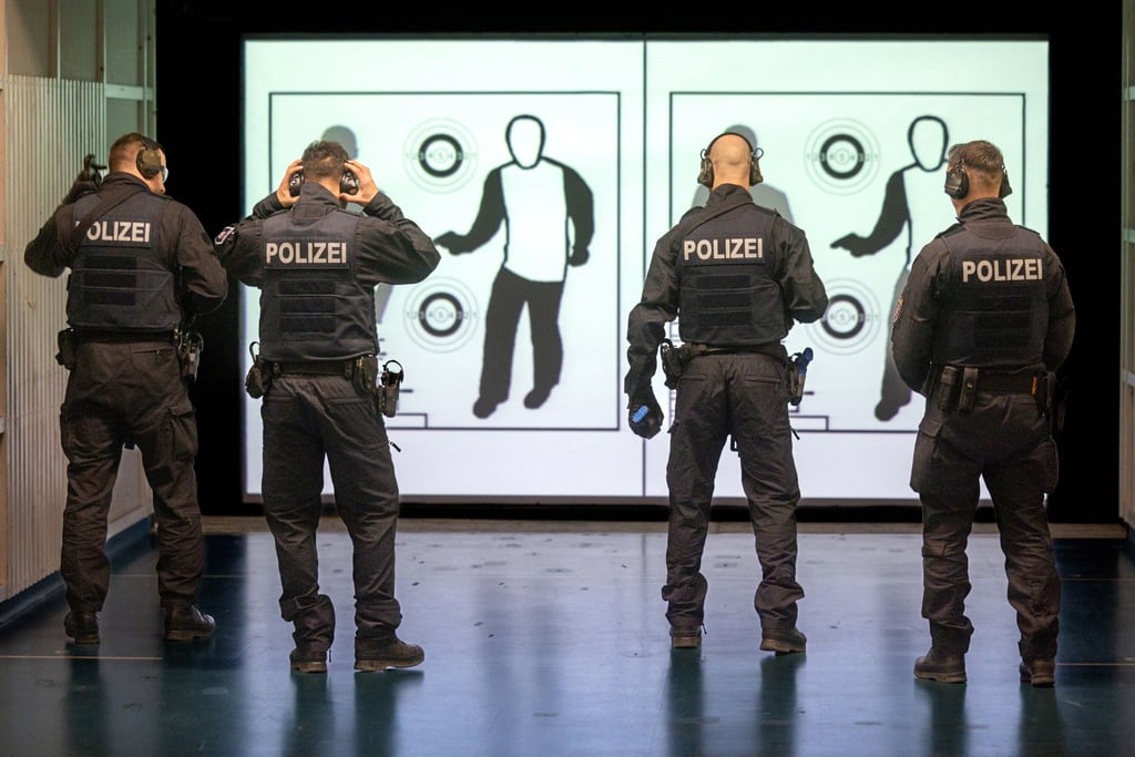 Polizisten üben im Bildungszentrum der Thüringer Polizei mit Mitteldistanzwaffen.