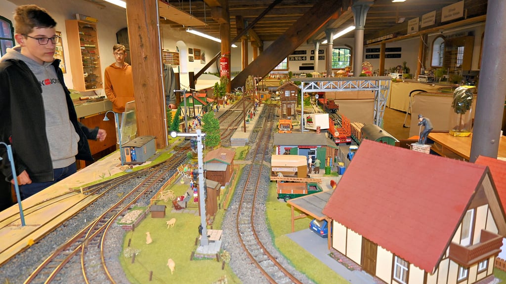 Im Obergeschoss des Feldmann drehen sich die Modellbahnen. Auf den Anlagen gibt es immer wieder Neues zu entdecken, sind neue Bereiche im Entstehen.