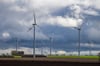 Windräder auf einem Acker in Sachsen-Anhalt. Osterburg in der Altmark hat 2023 zehnmal mehr Energie ins Netz eingespeist als die Stadt verbraucht hat.