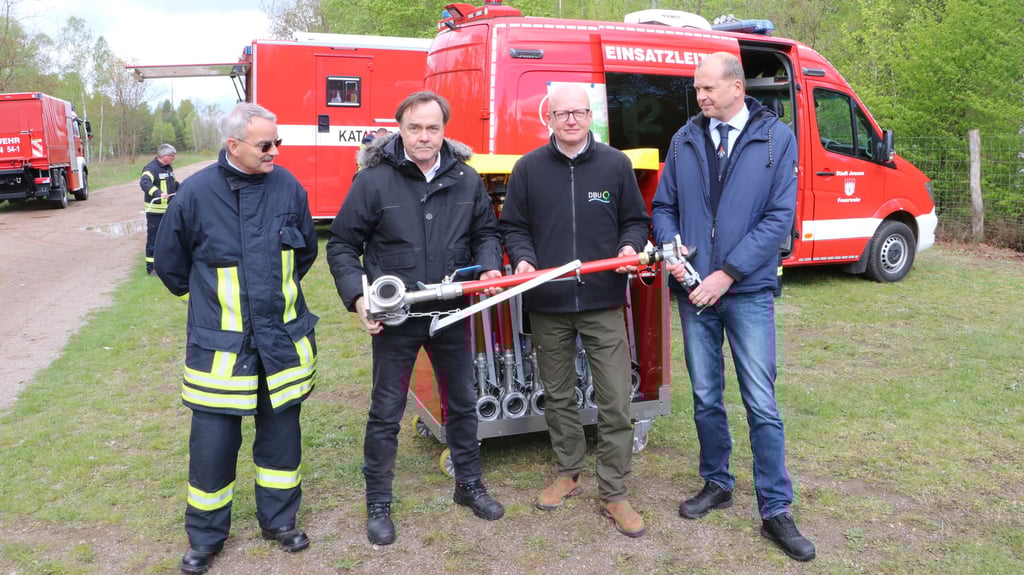 Christian Sürie (2. von rechts) übergibt die Kreisregner an den Jessener Bürgermeister Michael Jahn und damit an die Feuerwehren. Mit dabei sind Stadtwehrleiter Christoph Hering (rechts) und Hans-Peter Schaefer (links).