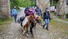 Amrei Knauf hat Kleinpferd „Palino“ am Zügel; Luisa Tautenhahn führt Pony „Aiko“ mitsamt ihrer kleinen Schwester Sarah im Sattel (v.l.).