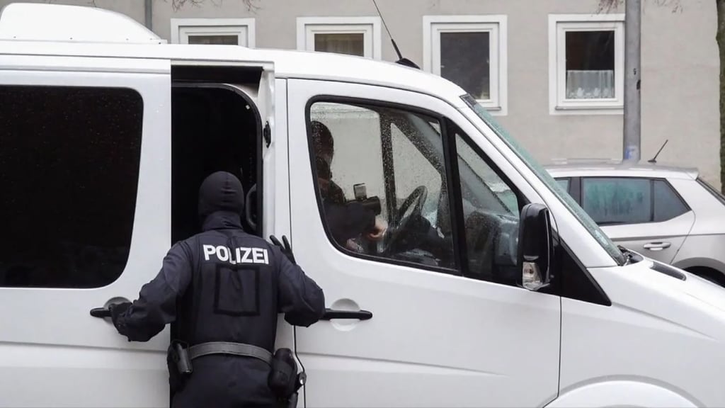 Mehrere Kleintransporter sind in Magdeburg aufgebrochen und durchwühlt worden.