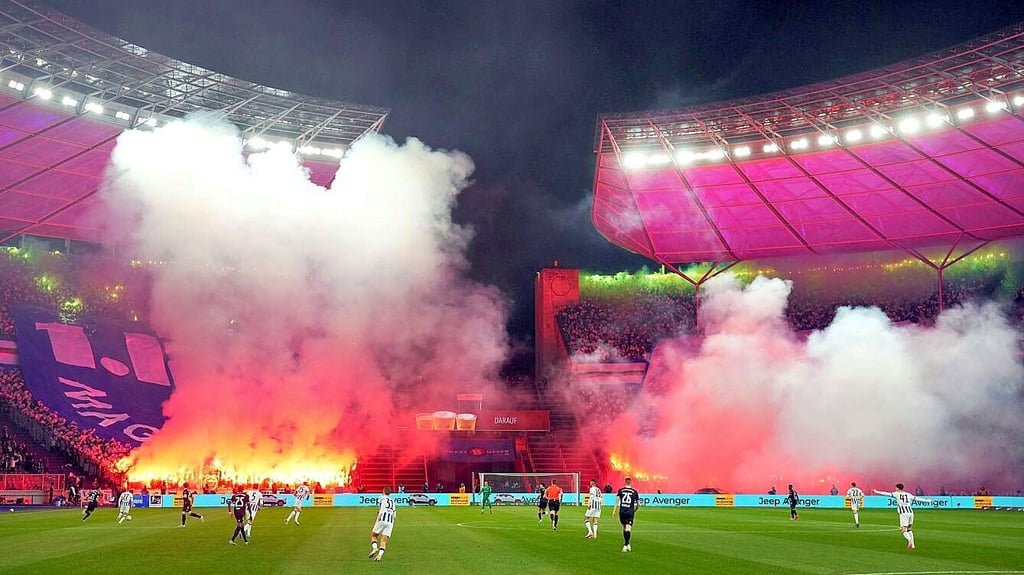 Blick auf die Choreografie von FCM-Fans beim Gastspiel im Olympiastadion gegen Hertha BSC.