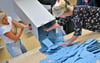 Wahlhelfer leeren eine Wahlurne mit Briefwahlzetteln. Beim Wahlgang am 9. Juni wird mit einer regelrechten Flut gerechnet. Laut Stadtverwaltung werden  die Wahlbenachrichtigungen Mitte Mai versandt.