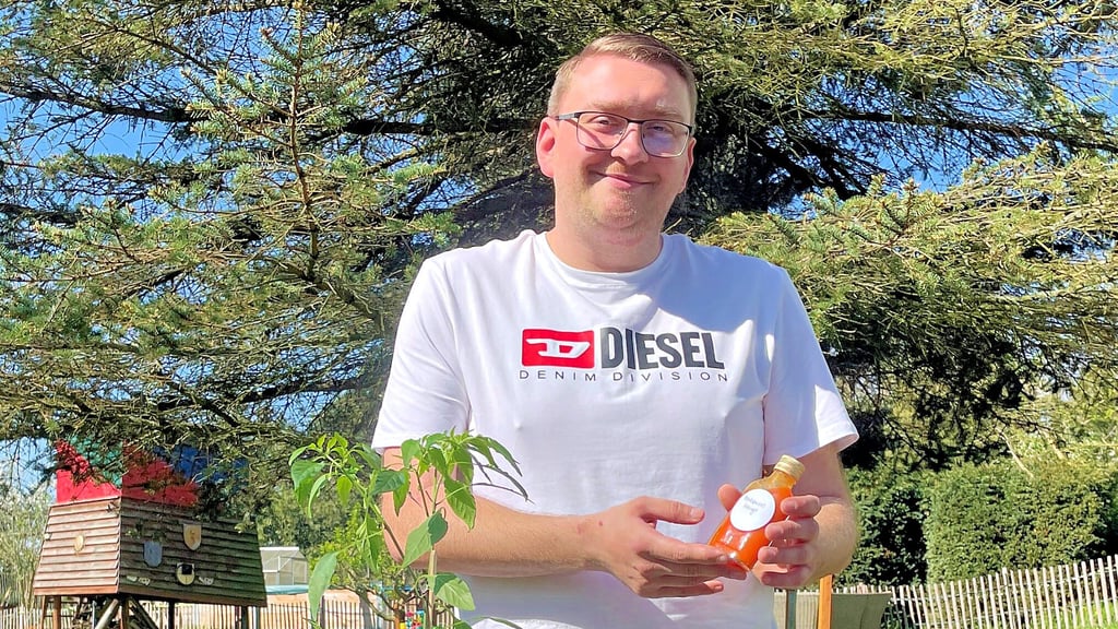 Marcel Wünsch aus Dehlitz im Burgenlandkreis verkauft seit diesem Jahr Saucen, die er eigens aus Chilischoten herstellt.