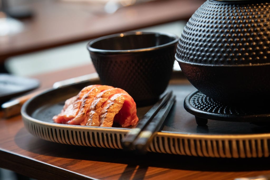 Als Teegedeck angerichtet kann das Edel-Fleisch stilvoll mit Stäbchen genossen werden. (zu dpa: „Rezept für Hot Wagyu Tea im Shabu Shabu Style“)