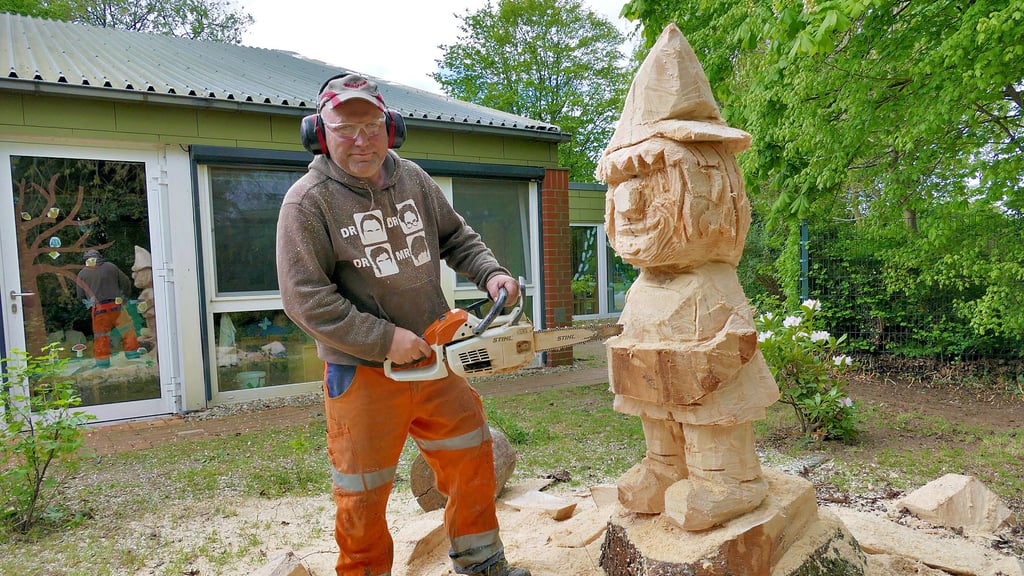Mirko Becker, Mitarbeiter des Jessener Bauhofs, schnitzt einen neuen Kobold für die Kita „Koboldmühle“ in Jessen.