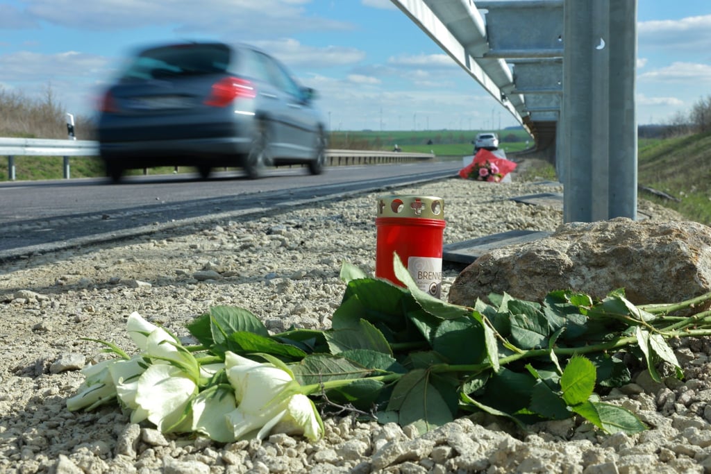 Blumen liegen an der Unfallstelle an der Bundesstraße B247.